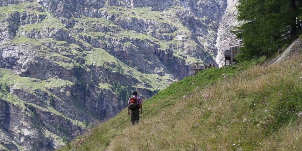 Titelbild für Blogartikel zum Thema "Positive Effekte von Wandern auf die Persönlichkeit"