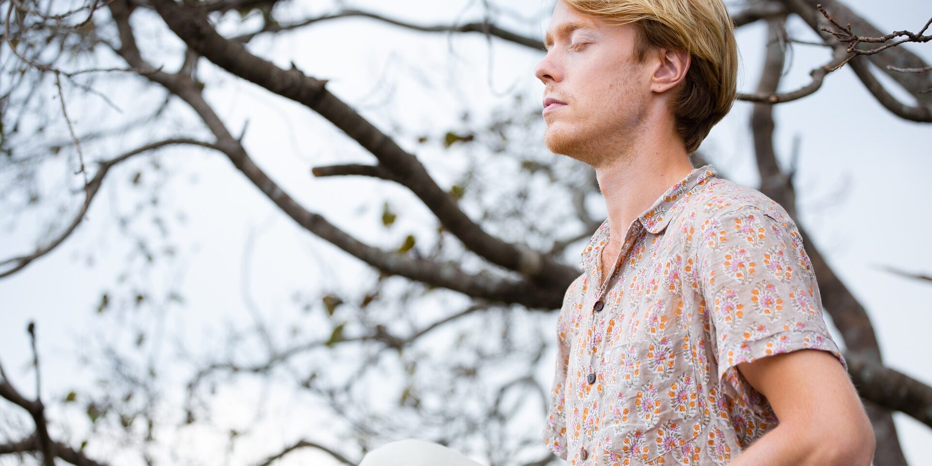 Mann beim Meditieren Titelbild für Blogartikel zum Thema Achtsamkeit üben beim Wandern in der Natur