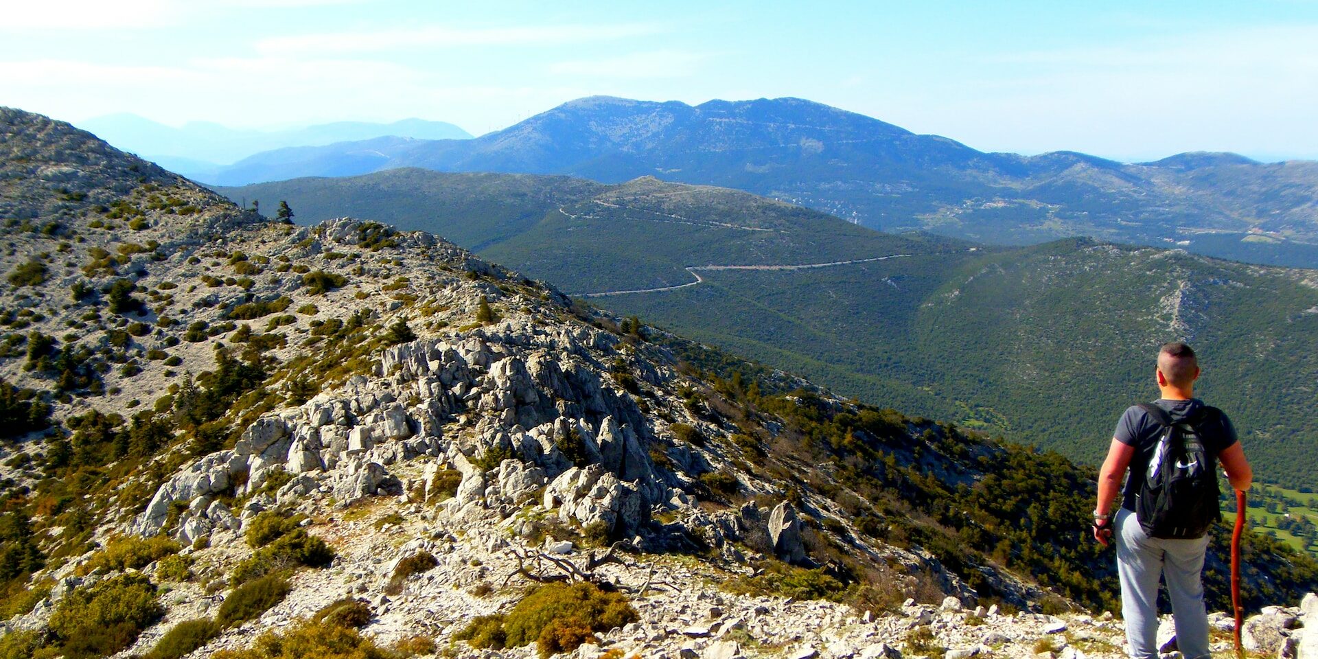 Wanderer auf Bergrücken Titelbild für Blogartikel zum Thema "Bedeutung von Achtsamkeit"
