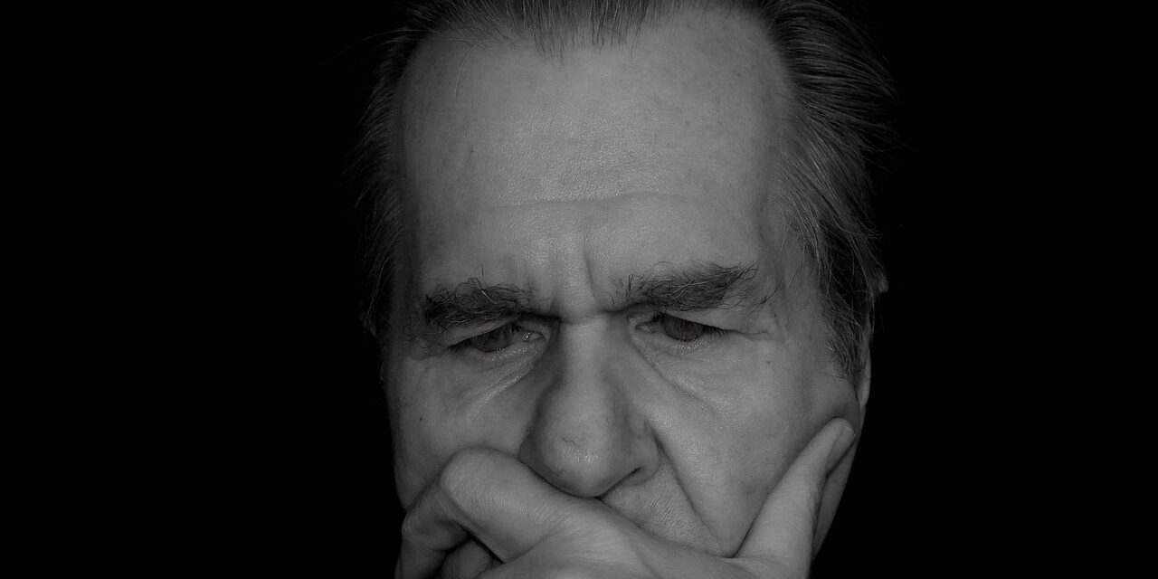 Mann denkt nach Titelbild für Blogartikel zum Thema Gedanken können Stress auslösen